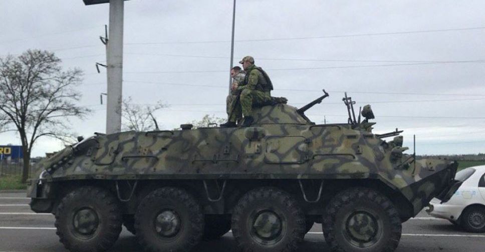 В Мариуполе столкнулись Toyota и БТР (ФОТОФАКТ)