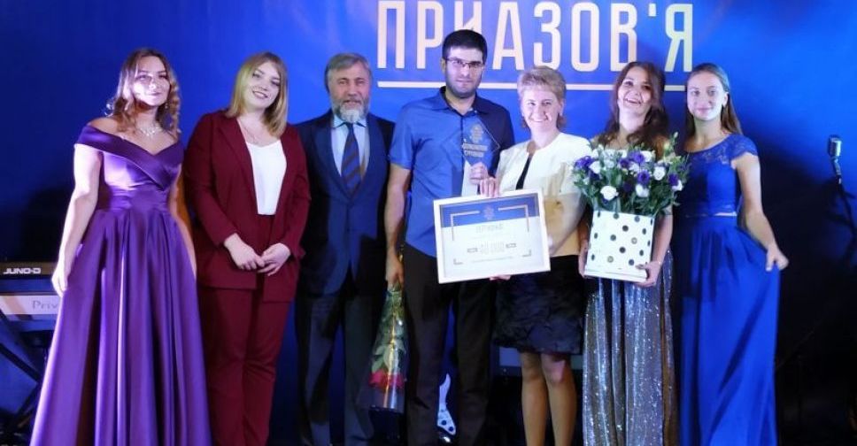 Победа, которая вдохновляет: мариупольскому учителю подарили сертификат на путешествие мечты