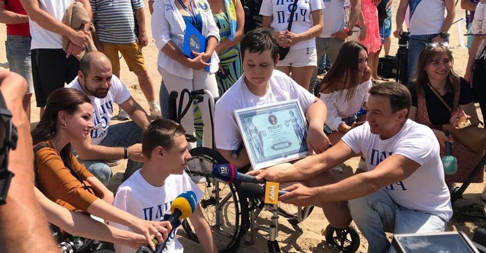 Мальчик, который под Мариуполем лишился ног и руки, установил рекорд Украины