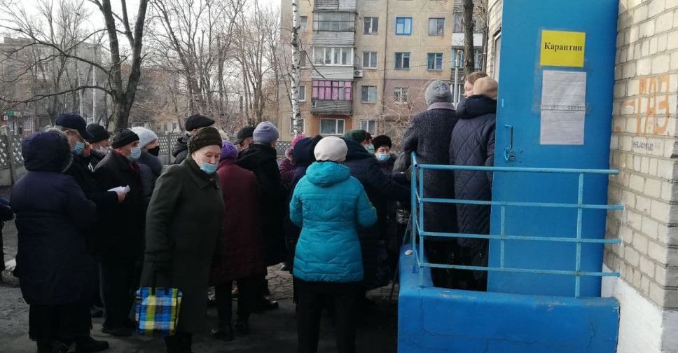 Ажиотаж после локдауна: мариупольцы выстроились в огромные очереди у «газовых» абонотделов