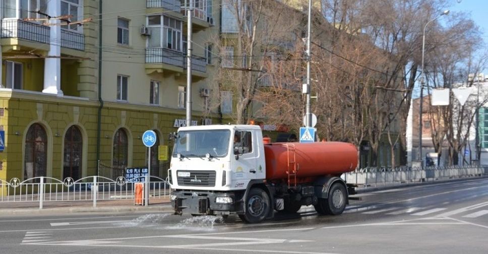 В Мариуполе дороги и тротуары ежедневно обрабатывают дезинфицирующим средством (ФОТО+ВИДЕО)