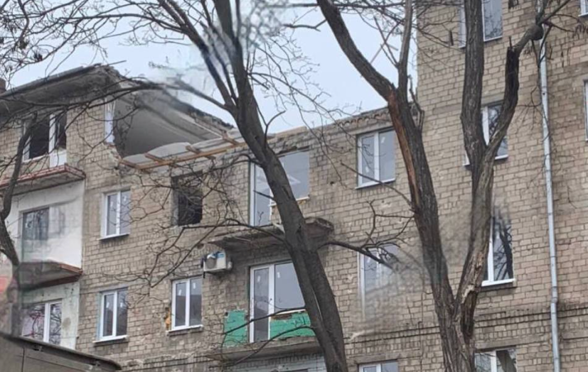 Окупанти змушують людей жити в квартирах без даху в Маріуполі