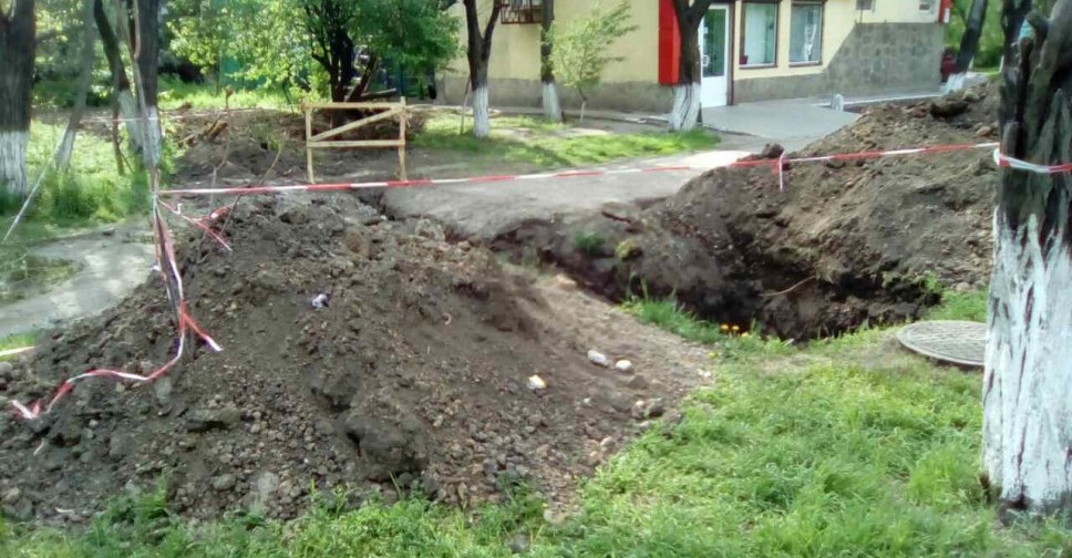 Траншею для 100-метрового трубопровода Мариуполя закопают после праздников (ФОТО)