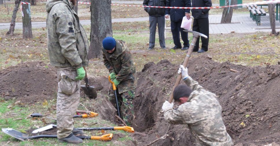 Под Театральным сквером в центре Мариуполя оказалось более 200 могил (ФОТО+ВИДЕО)