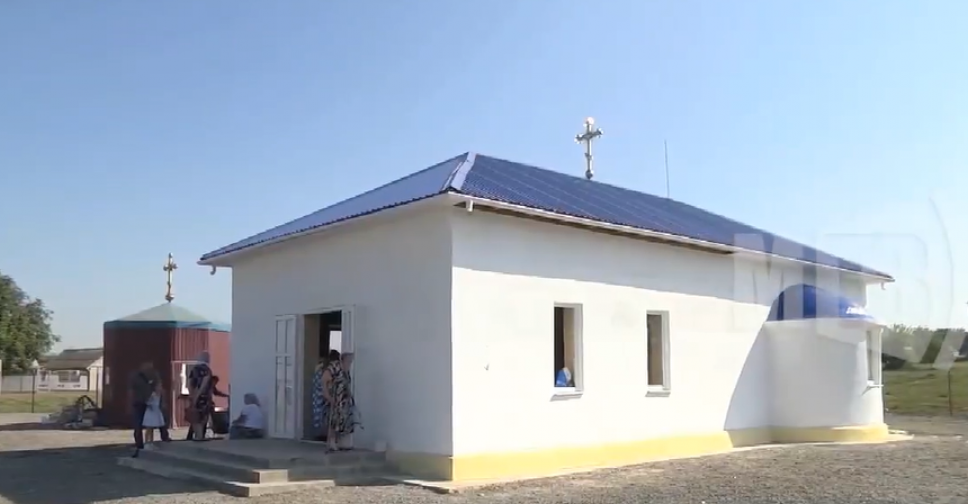 В новом храме под Мариуполем прошло первое богослужение