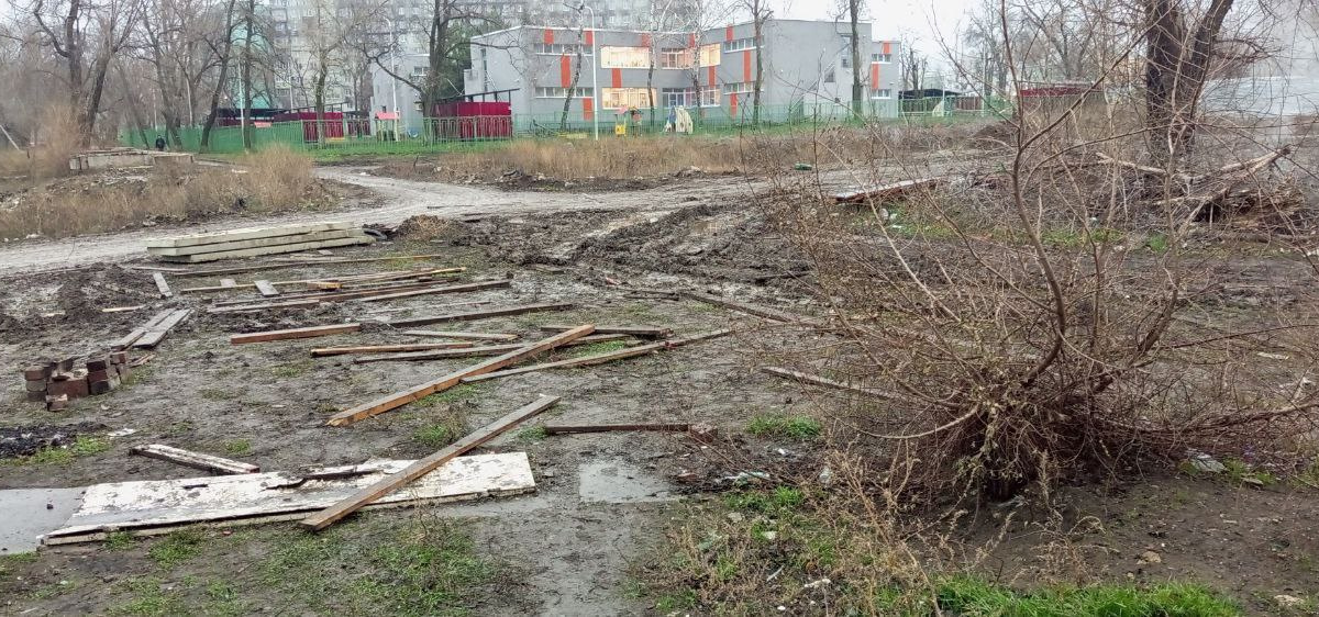 Маріуполь потопає у бруді – окупанти не асфальтують дороги та не прибирають вулиці