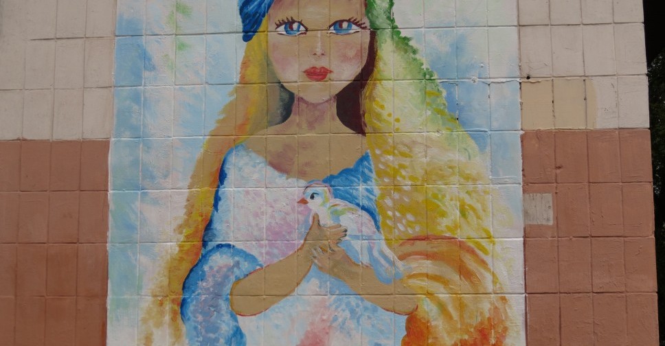 Street art эпидемия: Центр Мариуполя украсила девушка с символом мира (ФОТО+ВИДЕО)
