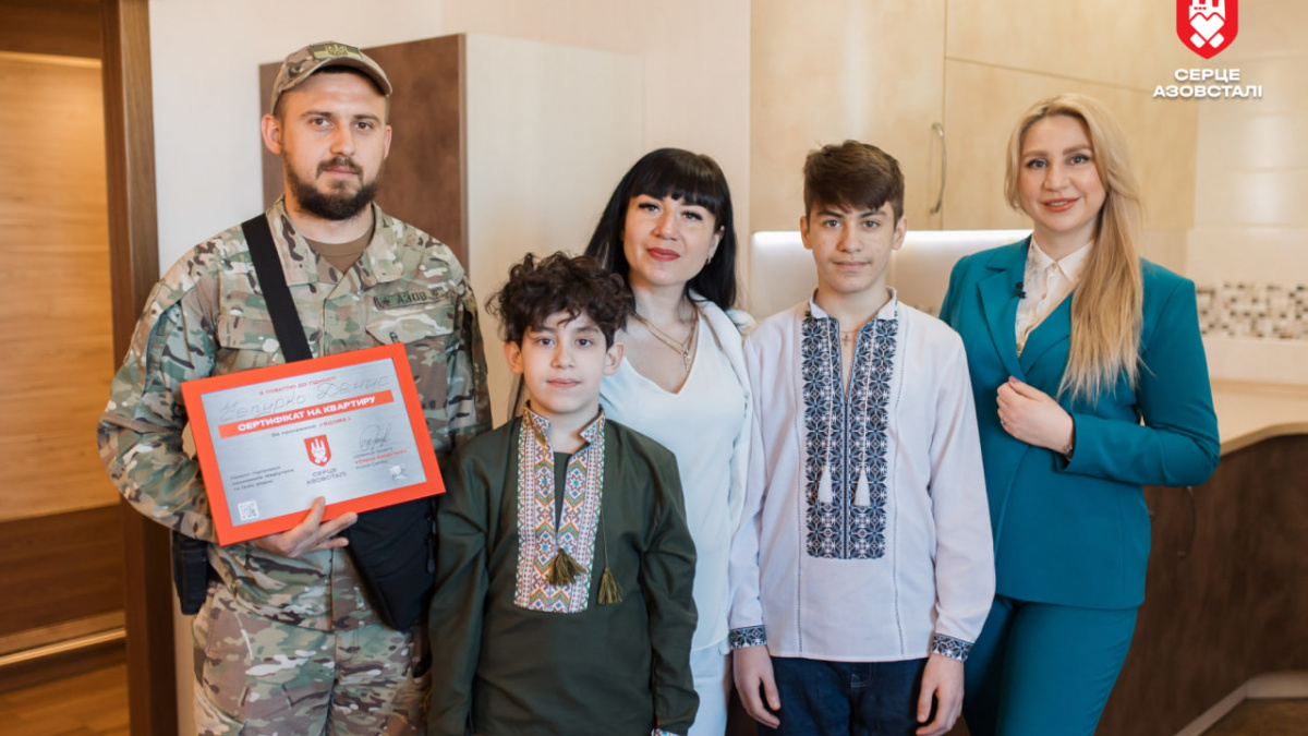 Зірка Жіночого кварталу Марта Адамчук привітала родину оборонців Маріуполя із власною квартирою