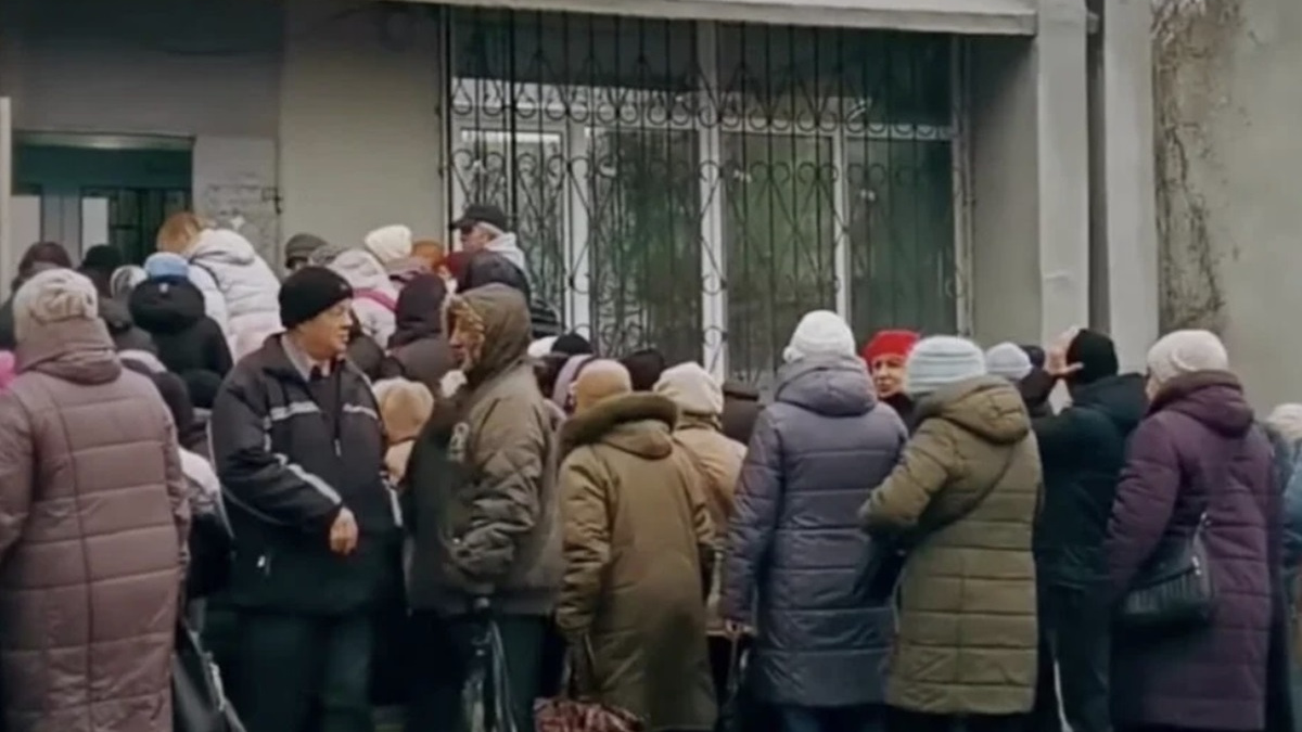 Небезпечна пошта: у Маріуполі на пенсіонерів нападають у відділенні