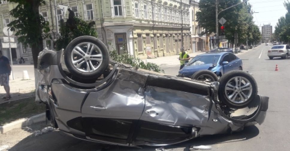 В Мариуполе при столкновении перевернулся автомобиль (ФОТО+ВИДЕО)