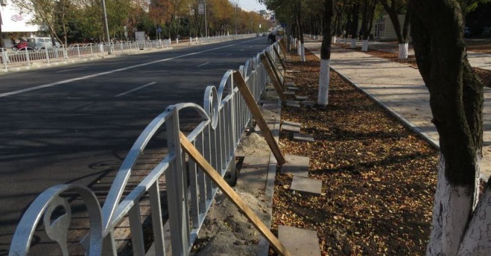 В Мариуполе предлагают убрать новые заборы с главных улиц города