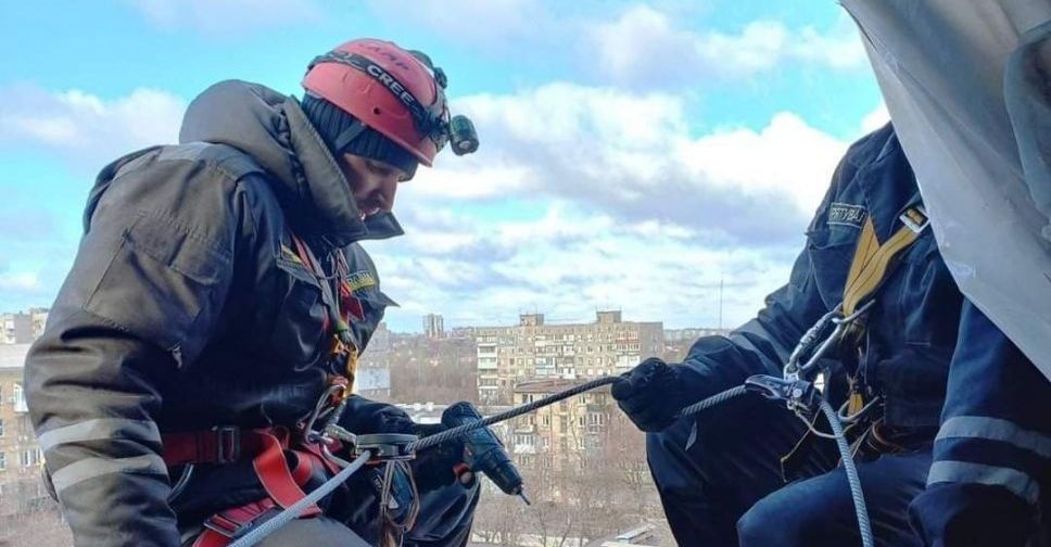 В Мариуполе штормовой ветер сорвал пожарную лестницу и кровли на домах