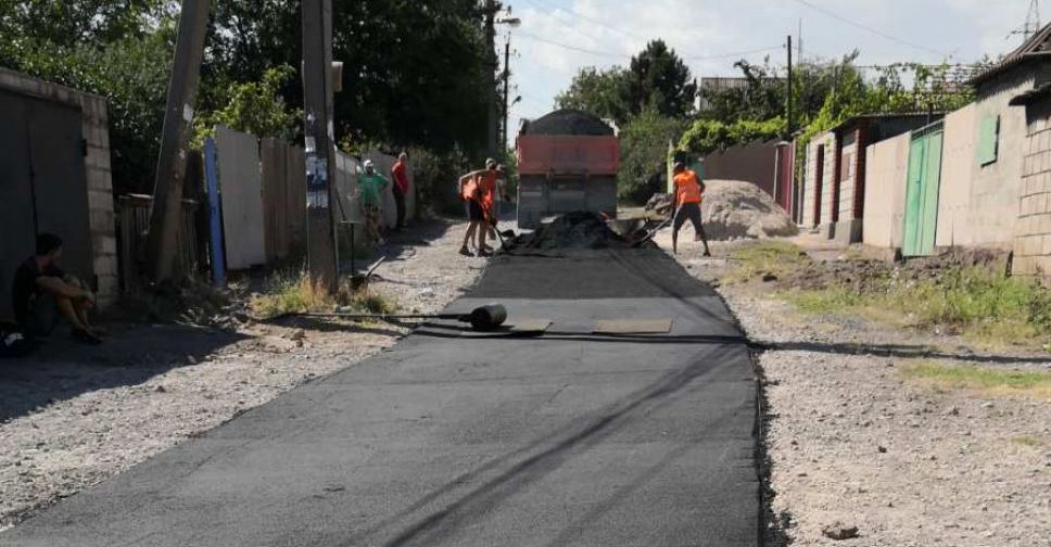 В отдаленном частном секторе Мариуполя приступили к ремонту дорог