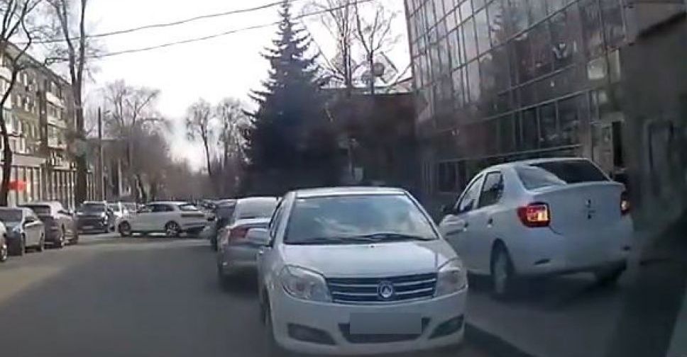 В Мариуполе водители ездят по встречке и тротуарам, а пешеходы переходят дорогу в неположенных местах
