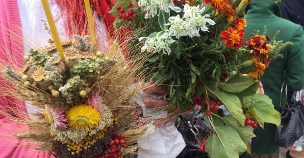 Медовый Спас: из каких цветов мариупольцам сделать маковейчики и почему нельзя пугать пчел
