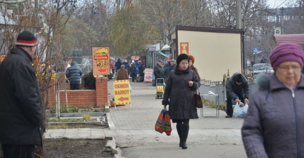 Мариупольскую улицу высвобождают от МАФов. Кто халтурно демонтировал киоск?