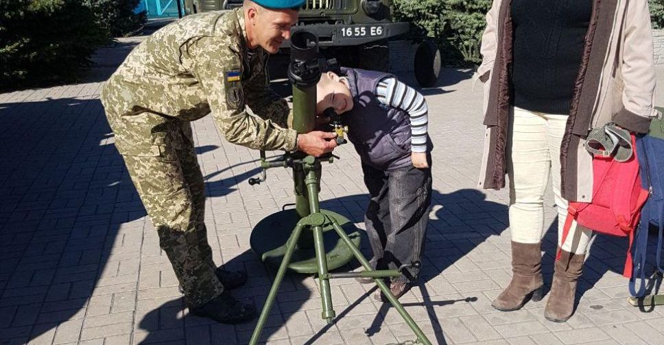 Мариупольцам показали военную технику и рассказали, как ее использовать (ФОТОФАКТ)