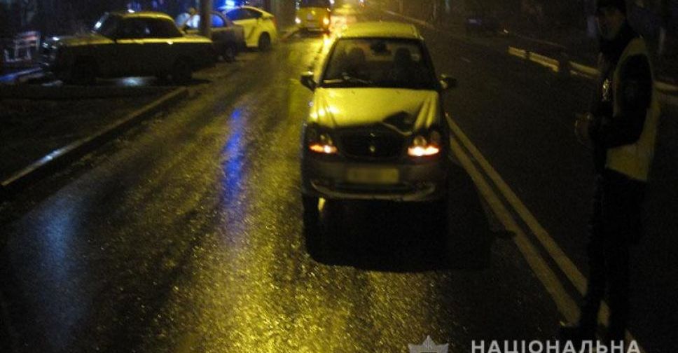 В Мариуполе автомобиль сбил ребёнка. Пострадавшая госпитализирована с тяжелыми травмами (ФОТО)