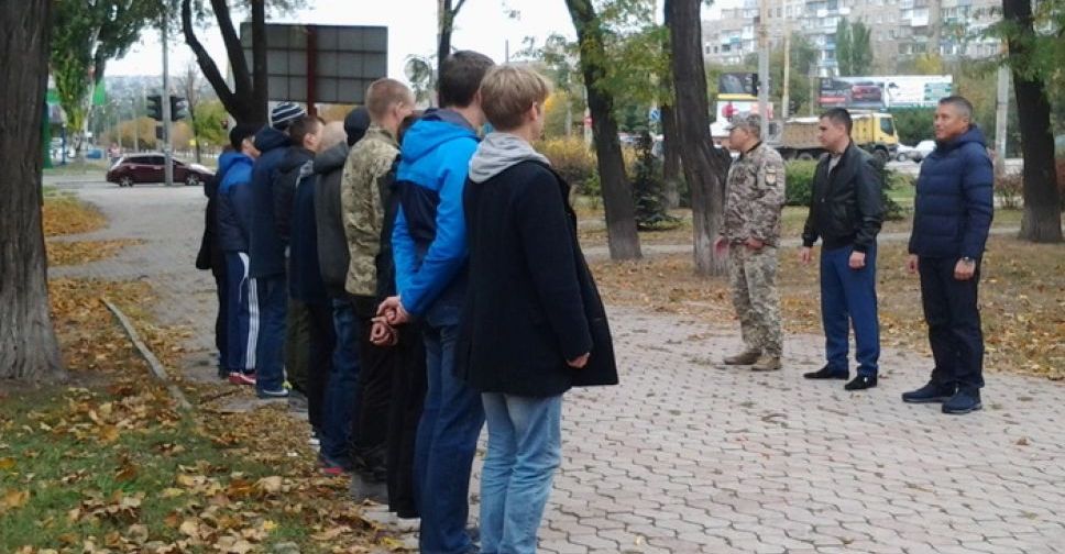 В Мариуполе юношей отправили на службу в ВСУ (ФОТО)