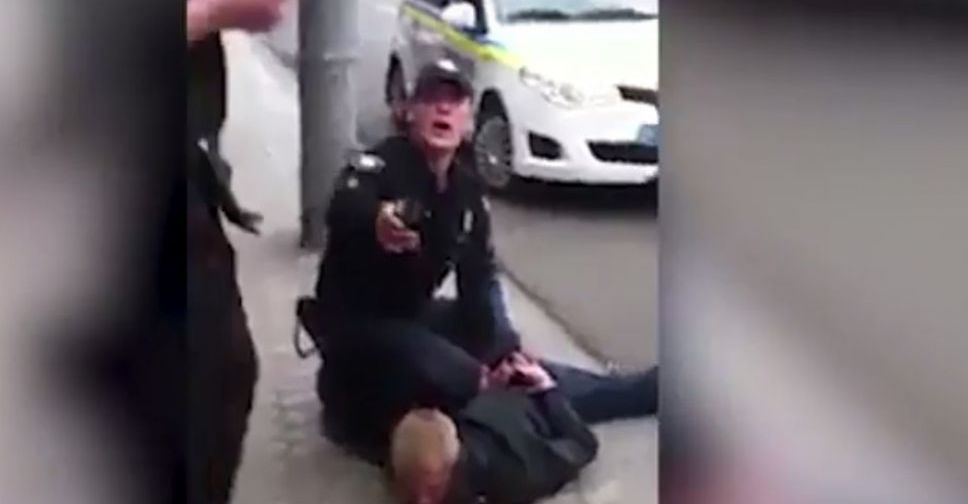 Видео кровавой потасовки  полицейских с водителем в Мариуполе очевидцы выложили в сети (ФОТО+ВИДЕО)
