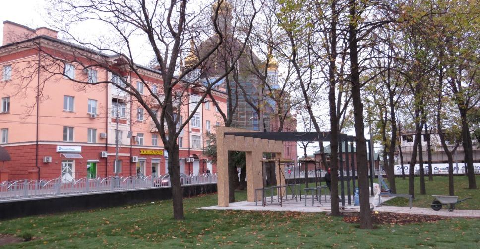 В центре Мариуполя срезали забетонированные лавки нового шахматного павильона (ФОТОФАКТ)