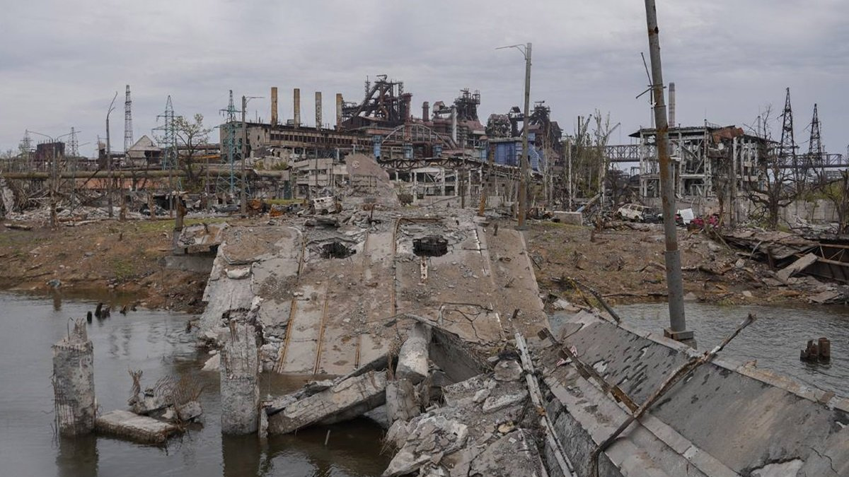 Росіяни зруйнували Пост-міст у Маріуполі: діставатися до 