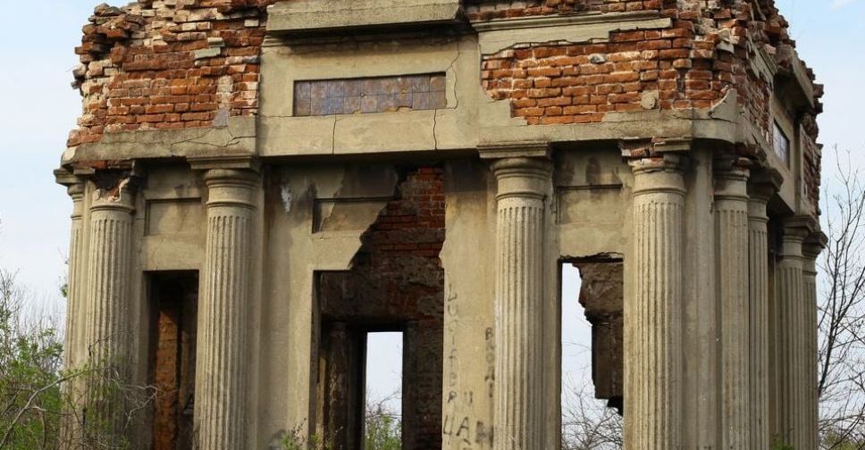 Что скрывает величественная усыпальница: неожиданное открытие волонтеров в мариупольском Некрополе