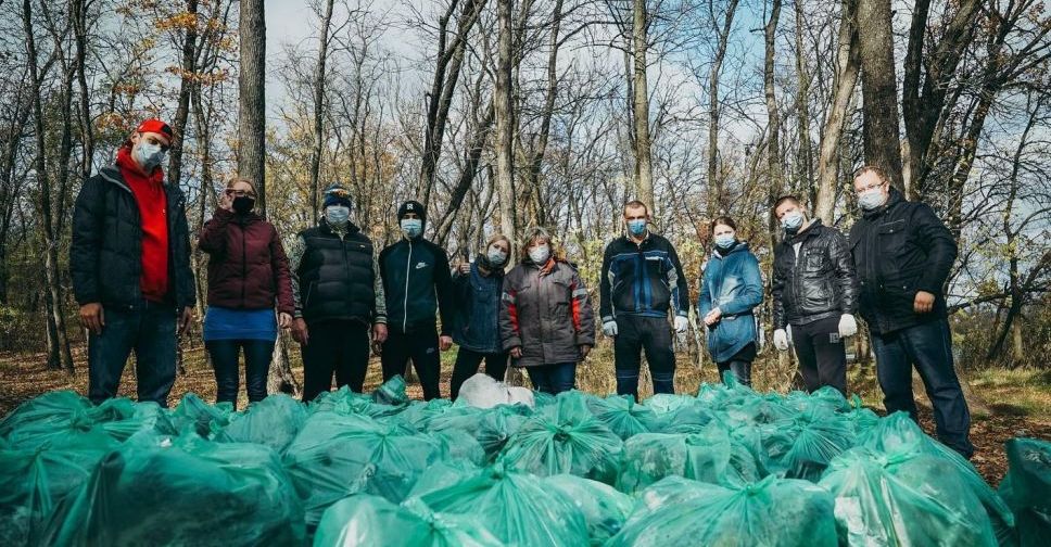 Отходы «захватили» лес: из популярного места отдыха мариупольцев вывезли 70 мешков мусора