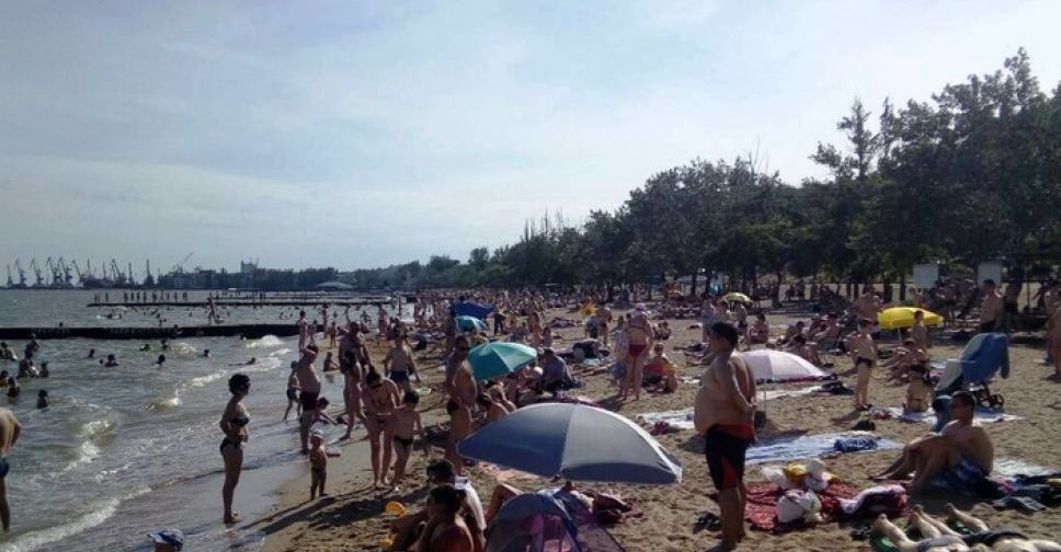 В выходные на пляжах Мариуполя отдыхают до 28 тыс. человек (ФОТО)