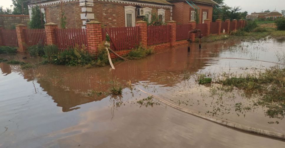 Водная стихия затопила дома в поселке под Мариуполем (ФОТО)