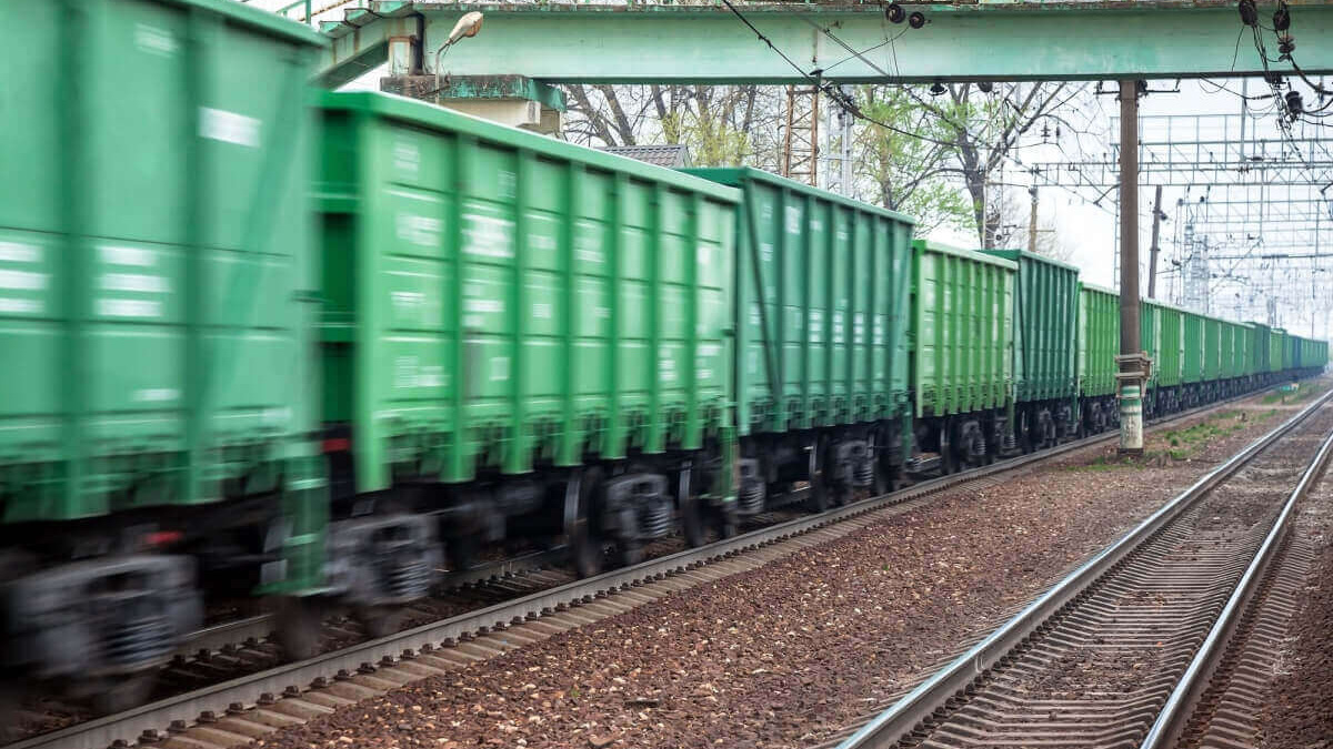 Залізниця в Крим через Маріуполь: які вантажі можуть перевозити росіяни