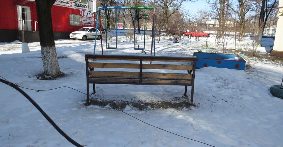 Опасный электрокабель угрожал жизни, упав возле детской площадки в Мариуполе (ФОТО+ВИДЕО)
