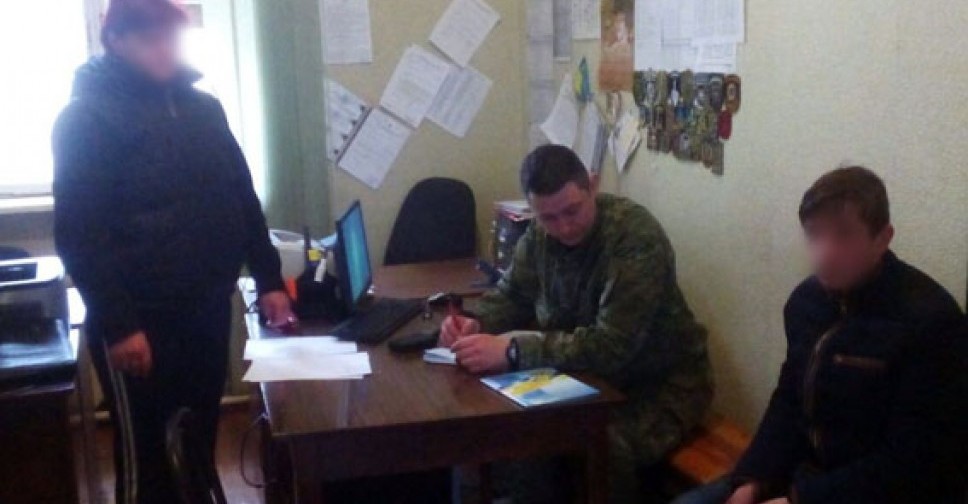 В Донецкой области мать оставила сына ночевать на улице