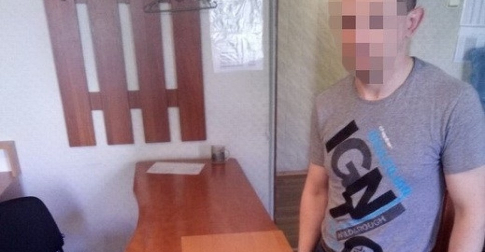 В Донецкой области мужчина за деньги разрисовывал советские памятники (ВИДЕО)