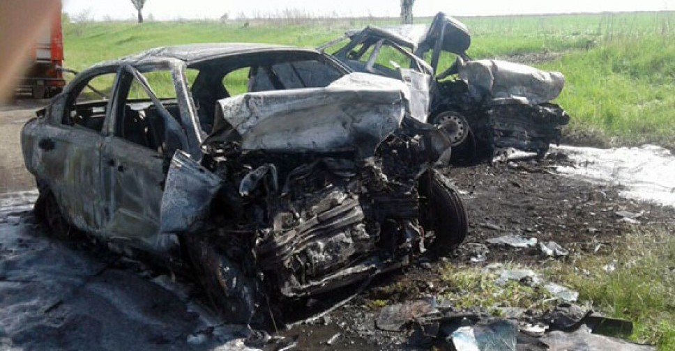 В лобовом столкновении авто на Донетчине в горящих автомобилях погибли три человека (ФОТО)