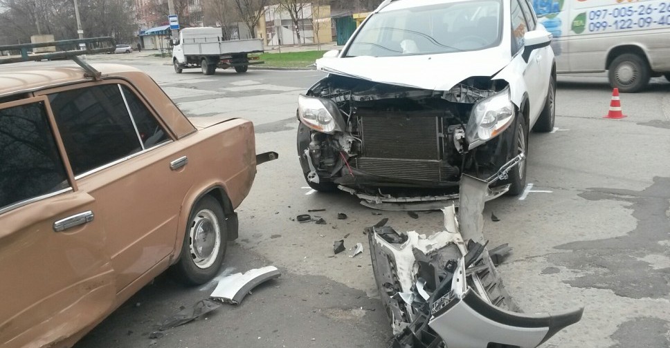 В Мариуполе на пересечении двух улиц произошла авария  (ФОТОФАКТ) (ДОПОЛНЕНО)