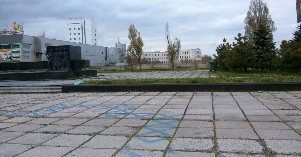 В Мариуполе на центральной площади исчезло христианское сооружение и сломан крест (ФОТО+ДОПОЛНЕНО)