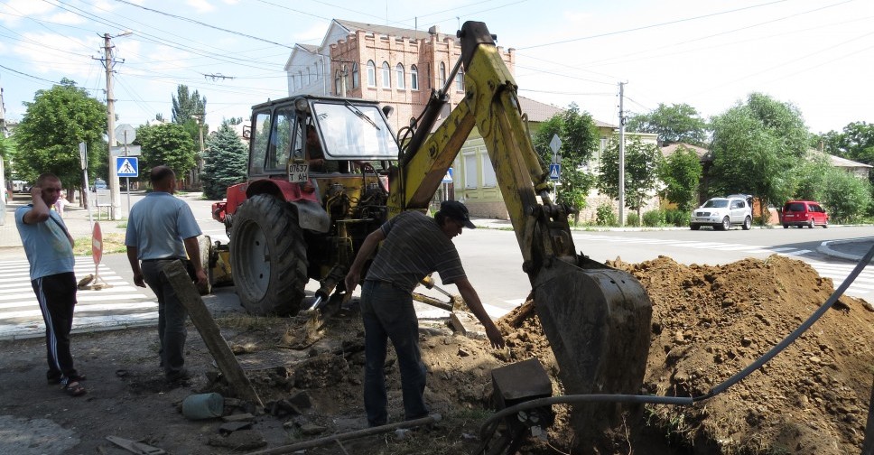 В Мариуполе под покровом ночи Горводоканал заменит аварийный водопровод (ФОТО)