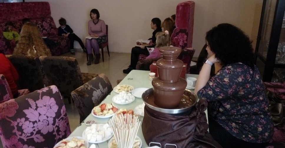 В Мариуполе с драконами и шоколадным фонтаном читают на украинском (ФОТО)