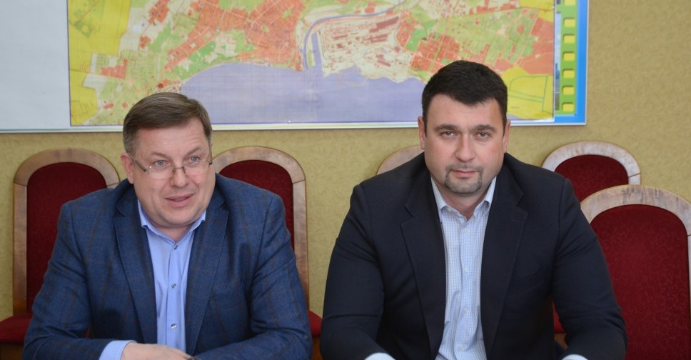 В Мариуполе сотрудников исполкома и горсовета выводят на уборку улиц (ФОТО)