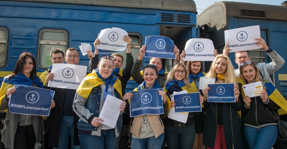В Мариуполе участники акции #MRPLconnection устроили флэшмоб прямо на ж/д вокзале (ФОТО)