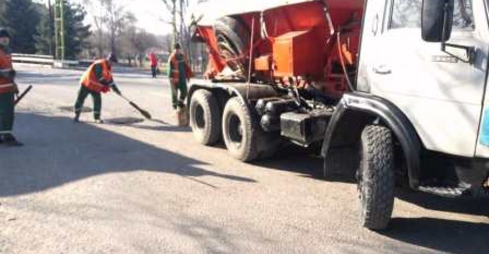 В мариупольских прифронтовых поселках латают дороги