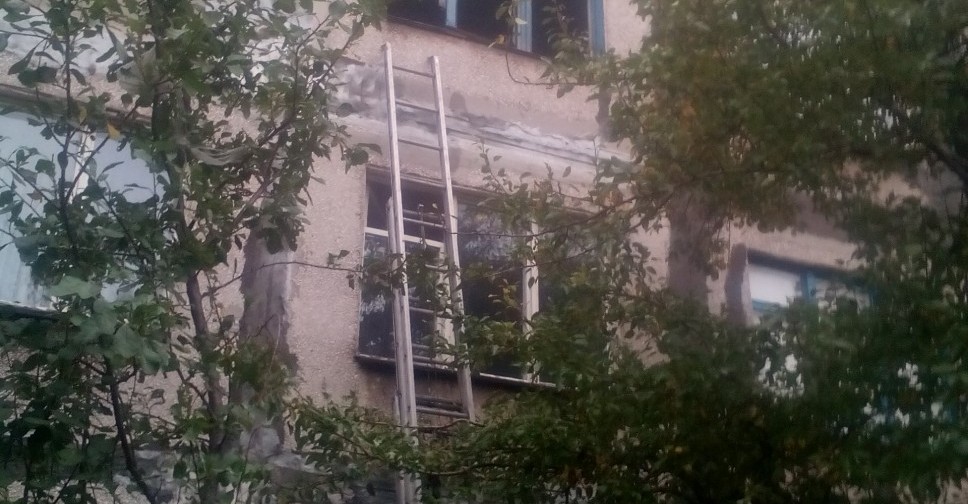 В мариупольской многоэтажке едва не погибла женщина с маленьким ребенком