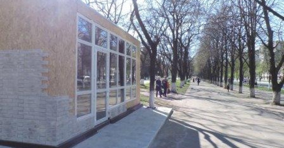 В центре Мариуполя продолжается строительство скандального киоска (ФОТО)