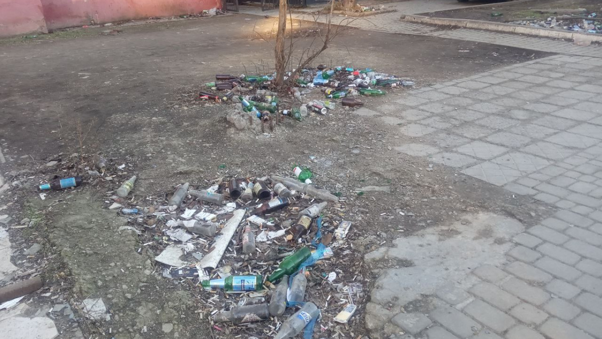 Бруд, сміття та ожеледиця – Маріуполь залишився без двірників