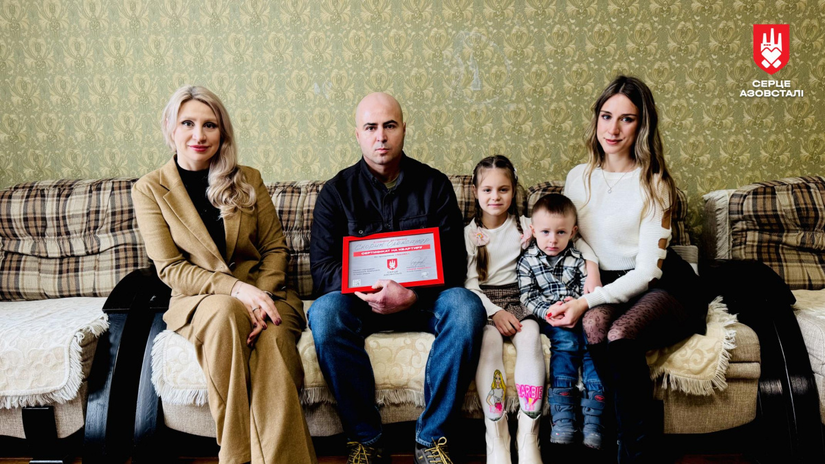 Родина захисника Маріуполя Олександра Скорика отримала власну квартиру від проєкту Серце Азовсталі
