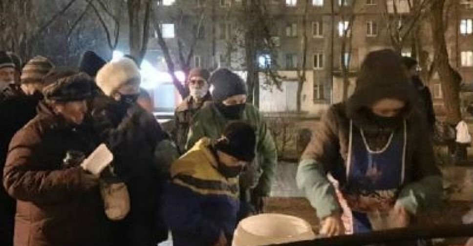 На мариупольской улице бесплатно раздают еду