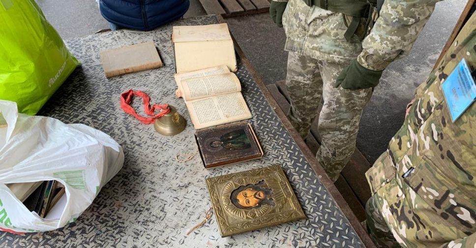 Через КПВВ Донбасса пытались перевезти старинные иконы и книги