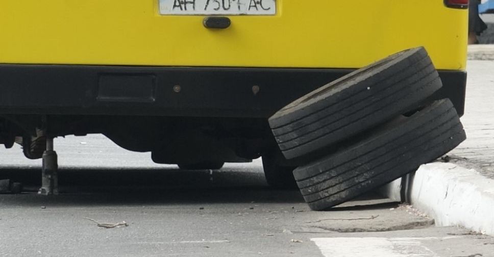В Мариуполе маршрутка «посеяла» колёса на ходу? (ФОТОФАКТ+ДОПОЛНЕНО)