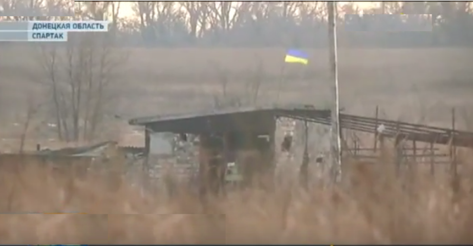 Вблизи донецкого аэропорта на позициях боевиков реет украинский флаг (ВИДЕО)